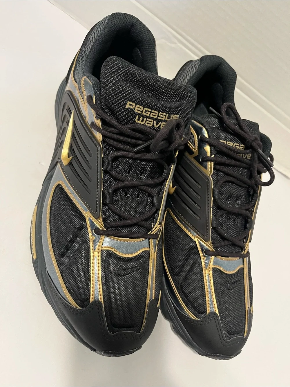 Nike Men’s Athletic Sneakers Black and Gold Size 13